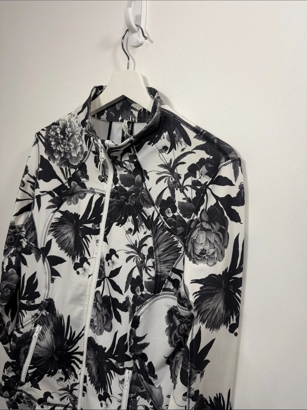 Lululemon Forme jacket II brisk bloom floral print black white full zip size 10.